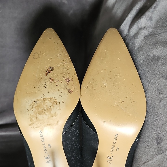 Anne Klein Size 10M Black And Silver Logo Pattern High Heels - Picture 6 of 7